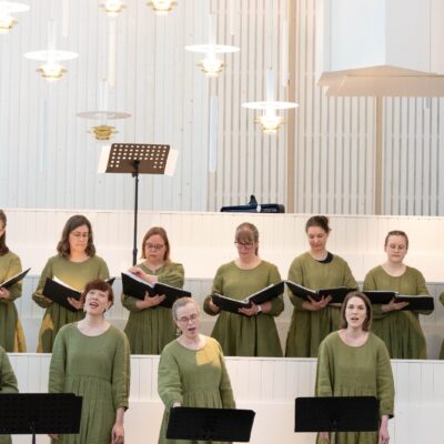 sonuslaisia laulamassa kuoroportailla Myyrmäen kirkossa